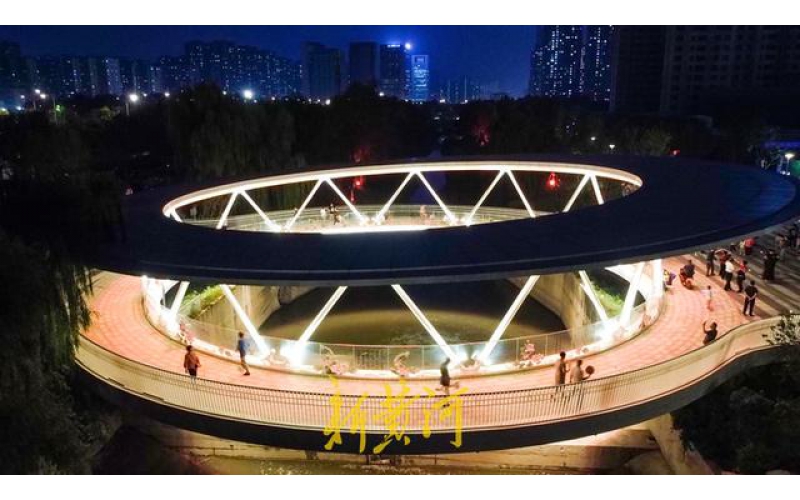 山東濟(jì)南云影橋夜晚變幻五彩水簾，成為臘山河夜景的璀璨亮點(diǎn)